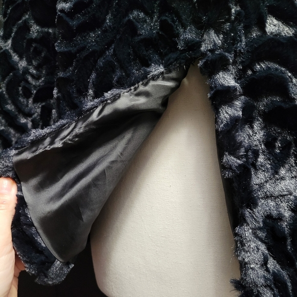 Black faux fur soft coat from JohnPaulRichard - Picture 8 of 8